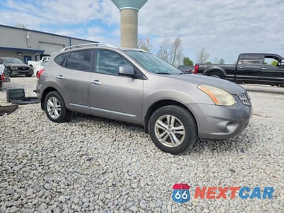 Czwarte zdjęcie samochodu z boku: 2013 NISSAN ROGUE S VIN:JN8AS5MV6DW120278 - miniatura