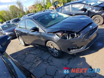 Czwarte zdjęcie samochodu z boku: 2017 FORD FOCUS SE VIN:1FADP3F27HL302117 - miniatura