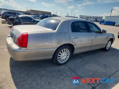 Trzecie zdjęcie samochodu z tyłu: 2003 LINCOLN TOWN CAR SIGNATURE VIN:1LNHM82W73Y617873 - miniatura