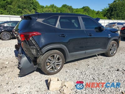 Trzecie zdjęcie samochodu z tyłu: 2022 KIA SELTOS LX VIN:KNDEPCAA4N7319202 - miniatura