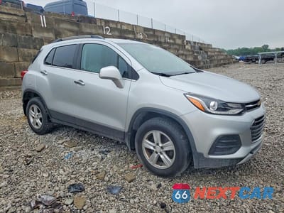Czwarte zdjęcie samochodu z boku: 2020 CHEVROLET TRAX 1LT VIN:3GNCJPSB9LL196486 - miniatura