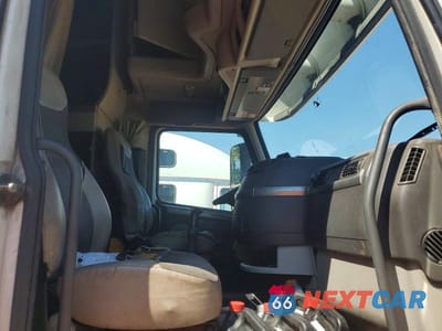 Piąte zdjęcie samochodu w środku: 2007 VOLVO VNL SEMI TRUCK VIN:4V4NC9TG47N440704 - miniatura