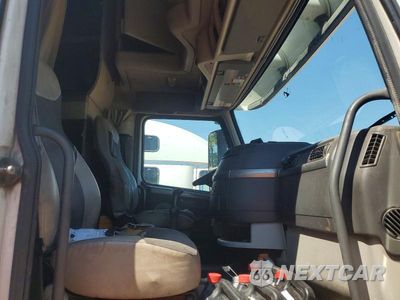 Piąte zdjęcie samochodu w środku: 2007 VOLVO VNL SEMI TRUCK VIN:4V4NC9TG47N440704 - miniatura
