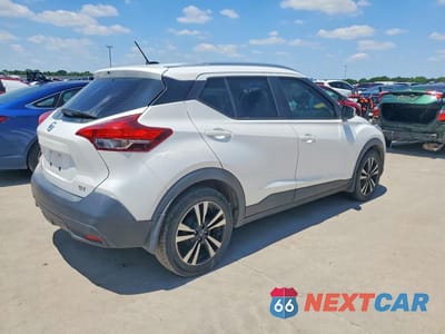 Trzecie zdjęcie samochodu z tyłu: 2019 NISSAN KICKS SV VIN:3N1CP5CU6KL563020 - miniatura