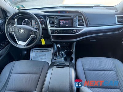 Zdjęcie 8 z 12 samochodu: 2018 TOYOTA HIGHLANDER LE VIN:5TDBZRFH9JS843564 - miniatura