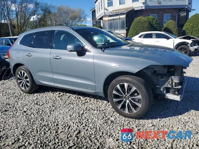 Czwarte zdjęcie samochodu z boku: 2023 VOLVO XC60 ULTIMATE VIN:YV4L12DV3P1198151 - miniatura