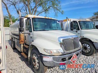 2004 INTERNATIONAL 4400 FUEL / LUBE TRUCK 1HTMKAAN74H655696 - główne zdjęcie licytacji z USA - miniatura