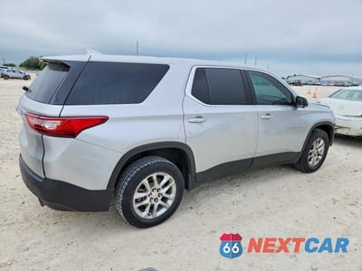Trzecie zdjęcie samochodu z tyłu: 2020 CHEVROLET TRAVERSE LS VIN:1GNERFKW7LJ265942 - miniatura