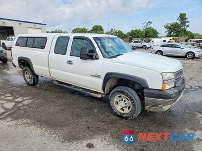 Czwarte zdjęcie samochodu z boku: 2006 CHEVROLET SILVERADO C2500 HEAVY DUTY VIN:1GCHC29D66E189101 - miniatura