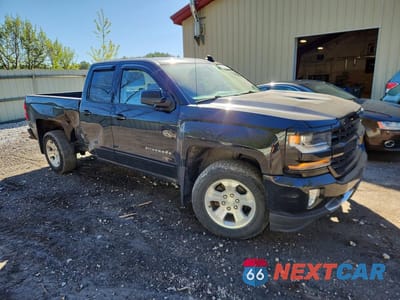 Czwarte zdjęcie samochodu z boku: 2017 CHEVROLET SILVERADO K1500 LT VIN:1GCVKREC2HZ157527 - miniatura