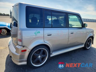 Trzecie zdjęcie samochodu z tyłu: 2006 TOYOTA SCION XB VIN:JTLKT324464119158 - miniatura