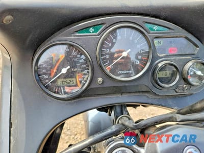 Zdjęcie 7 z 9 samochodu: 2003 SUZUKI GSX750 F VIN:JS1GR7GA332100608 - miniatura