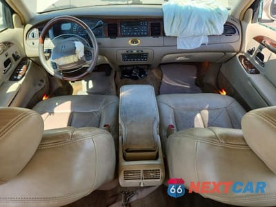 Zdjęcie 8 z 12 samochodu: 2000 LINCOLN TOWN CAR VIN:1LNHM83W0YY938434 - miniatura