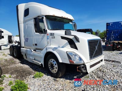 Zdjęcie 9 z 10 samochodu: 2014 VOLVO VNL SEMI TRUCK VIN:4V4NC9EH2EN170696 - miniatura