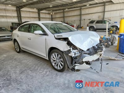 Czwarte zdjęcie samochodu z boku: 2016 BUICK LACROSSE VIN:1G4GB5G33GF158311 - miniatura