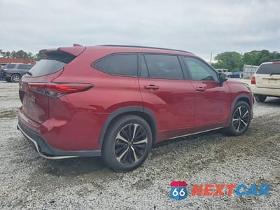 Trzecie zdjęcie samochodu z tyłu: 2022 TOYOTA HIGHLANDER XSE VIN:5TDLZRAH2NS131155 - miniatura