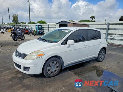 2008 NISSAN VERSA 1.8 S 3N1BC13E88L356484 - główne zdjęcie licytacji z USA - miniatura