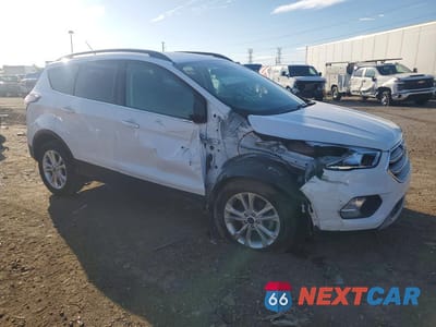 Czwarte zdjęcie samochodu z boku: 2018 FORD ESCAPE SE VIN:1FMCU0GD0JUC69597 - miniatura