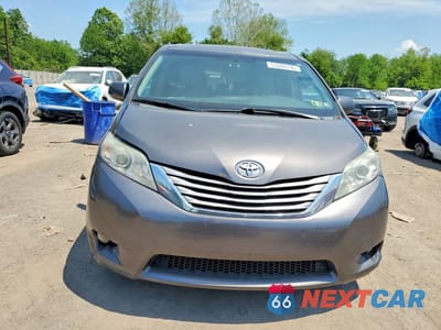 Piąte zdjęcie samochodu w środku: 2017 TOYOTA SIENNA XLE 8-PASSENGER VIN:5TDYZ3DC1HS820238 - miniatura