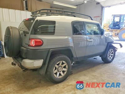 Trzecie zdjęcie samochodu z tyłu: 2014 TOYOTA FJ CRUISER BASE VIN:JTEBU4BF3EK186792 - miniatura
