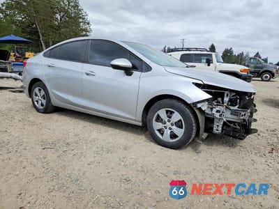 Czwarte zdjęcie samochodu z boku: 2018 CHEVROLET CRUZE LS VIN:1G1BC5SM1J7222271 - miniatura