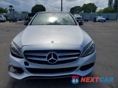 Piąte zdjęcie samochodu w środku: 2016 MERCEDES-BENZ C 300 4MATIC VIN:55SWF4KB8GU172432 - miniatura
