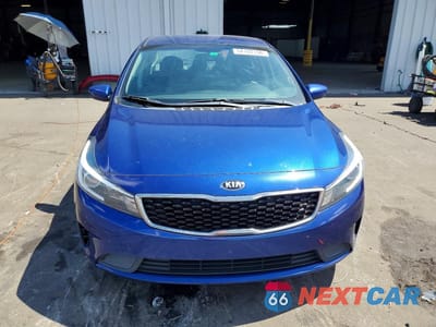 Piąte zdjęcie samochodu w środku: 2018 KIA FORTE LX VIN:3KPFL4A7XJE196509 - miniatura