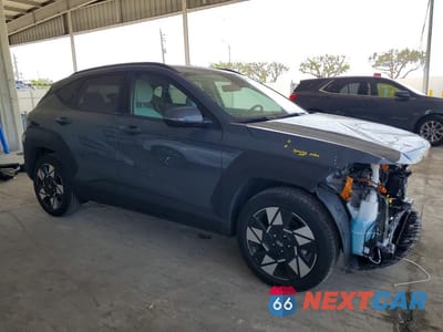Czwarte zdjęcie samochodu z boku: 2025 HYUNDAI KONA SEL VIN:KM8HB3AB7SU196430 - miniatura