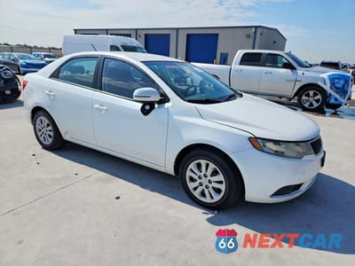 Czwarte zdjęcie samochodu z boku: 2011 KIA FORTE EX VIN:KNAFU4A29B5403841 - miniatura