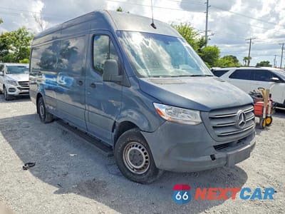 Czwarte zdjęcie samochodu z boku: 2019 MERCEDES BENZ SPRINTER 2500 DELIVERY VAN VIN:WD4PF1CD3KP151609 - miniatura