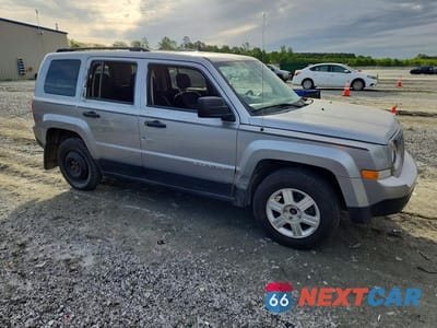 Czwarte zdjęcie samochodu z boku: 2016 JEEP PATRIOT SPORT VIN:1C4NJPBA0GD789996 - miniatura