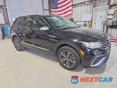 Czwarte zdjęcie samochodu z boku: 2024 VOLKSWAGEN TIGUAN WOLFSBURG VIN:3VV5B7AX8RM210376 - miniatura