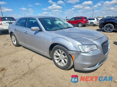 Czwarte zdjęcie samochodu z boku: 2015 CHRYSLER 300 VIN:2C3CCAAG4FH922432 - miniatura