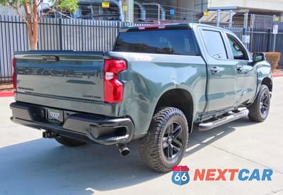 Trzecie zdjęcie samochodu z tyłu: 2026 CHEVROLET SILVERADO K1500 TRAIL BOSS CUSTOM VIN:3GCPKCEK8TG182972 - miniatura
