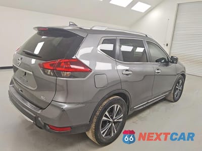 Trzecie zdjęcie samochodu z tyłu: 2018 NISSAN ROGUE SL VIN:5N1AT2MT4JC776915 - miniatura