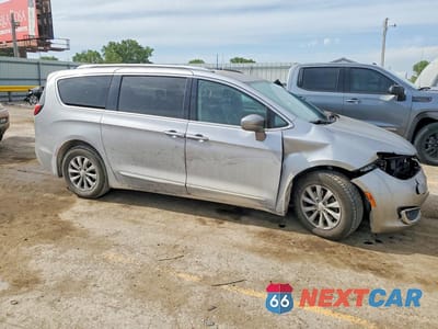 Czwarte zdjęcie samochodu z boku: 2018 CHRYSLER PACIFICA TOURING L VIN:2C4RC1BG4JR163322 - miniatura
