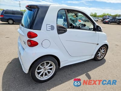 Trzecie zdjęcie samochodu z tyłu: 2016 SMART FORTWO VIN:WMEEJ9AA1GK842182 - miniatura