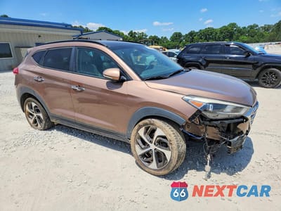 Czwarte zdjęcie samochodu z boku: 2016 HYUNDAI TUCSON LIMITED VIN:KM8J3CA28GU137246 - miniatura