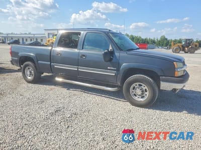 Czwarte zdjęcie samochodu z boku: 2004 CHEVROLET SILVERADO K2500 VIN:1GCGK23U14F105426 - miniatura