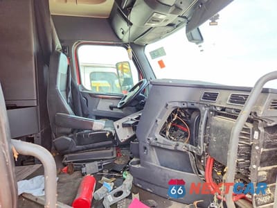 Piąte zdjęcie samochodu w środku: 2019 FREIGHTLINER CASCADIA 1 VIN:3AKJHHDR0KSJX0944 - miniatura