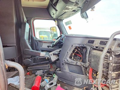 Piąte zdjęcie samochodu w środku: 2019 FREIGHTLINER CASCADIA 1 VIN:3AKJHHDR0KSJX0944 - miniatura