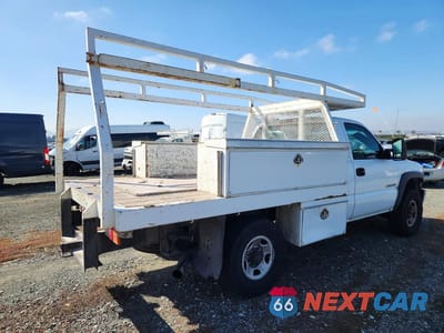 Trzecie zdjęcie samochodu z tyłu: 2002 CHEVROLET SILVERADO C2500 HEAVY DUTY VIN:1GBHC24UX2E189155 - miniatura