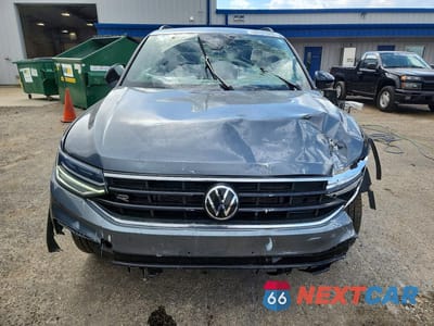 Piąte zdjęcie samochodu w środku: 2024 VOLKSWAGEN TIGUAN SE R-LINE BLACK VIN:3VV8B7AX0RM049292 - miniatura