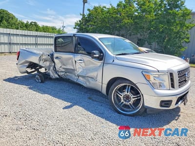 Czwarte zdjęcie samochodu z boku: 2019 NISSAN TITAN SV VIN:1N6AA1EK5KN512681 - miniatura