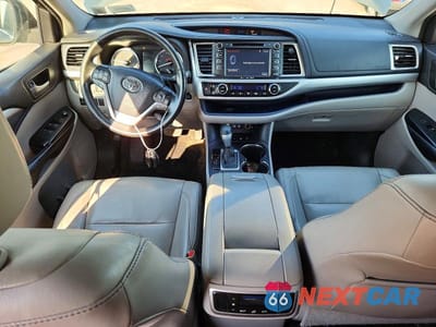 Zdjęcie 8 z 13 samochodu: 2017 TOYOTA HIGHLANDER XLE VIN:5TDJZRFH7HS401601 - miniatura