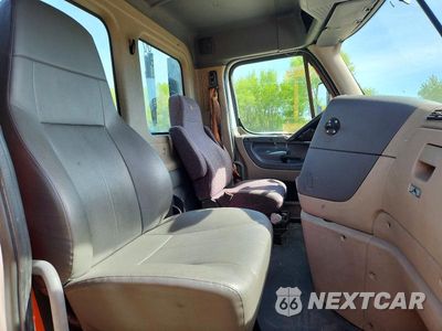 Zdjęcie 6 z 10 samochodu: 2016 FREIGHTLINER CASCADIA 125 SEMI TRUCK VIN:1FUBGEDV3GLHC5762 - miniatura