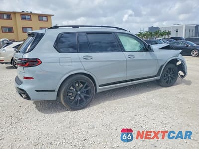 Trzecie zdjęcie samochodu z tyłu: 2026 BMW X7 XDRIVE40I VIN:5UX23EM00T9130964 - miniatura