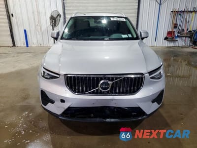Piąte zdjęcie samochodu w środku: 2025 VOLVO XC40 CORE VIN:YV4L12UJ0S2565863 - miniatura