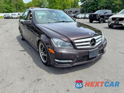 Czwarte zdjęcie samochodu z boku: 2012 MERCEDES-BENZ C 300 4MATIC VIN:WDDGF8BB1CR224748 - miniatura