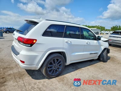 Trzecie zdjęcie samochodu z tyłu: 2021 JEEP GRAND CHEROKEE LAREDO VIN:1C4RJEAG7MC625108 - miniatura